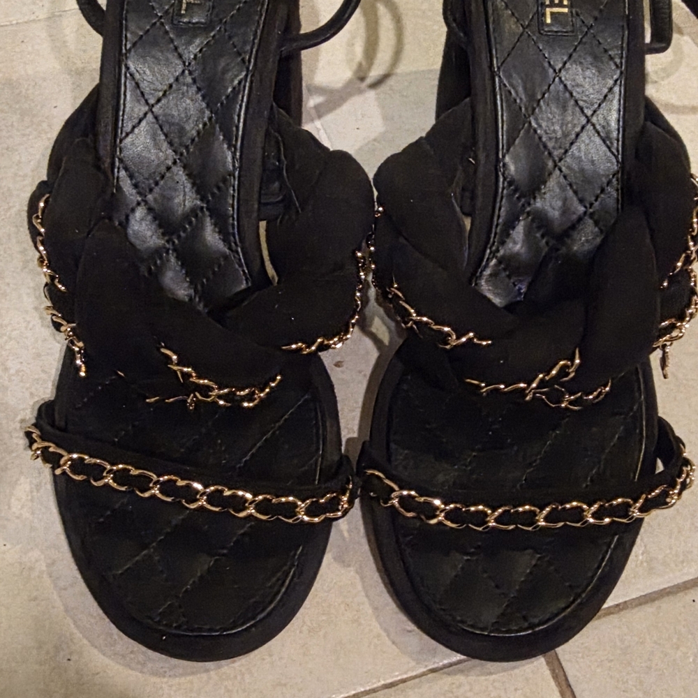 CHANEL AUTHENTIC Elegant Black Suede Sandals with Twist And Gold Chain 9.5 - Picture 5 of 7